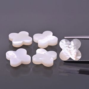 Koniczynka z białej muszli 12x12 MM