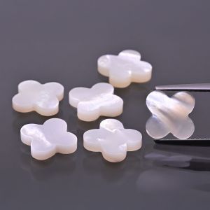 Koniczynka z białej muszli 10x10 MM